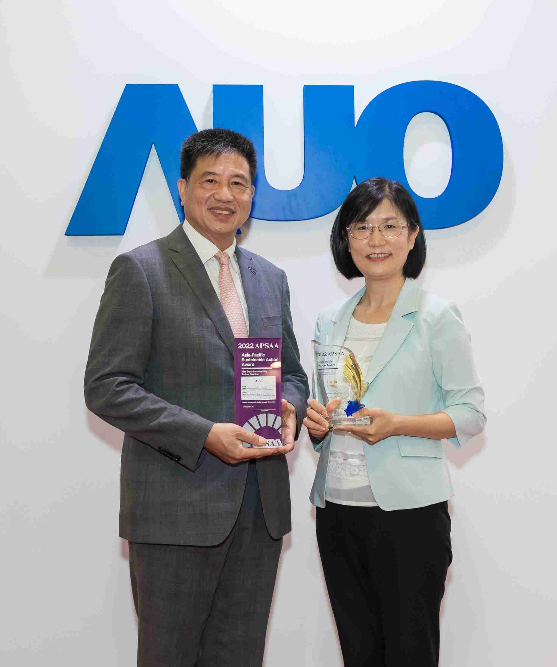 尊龙集团长期垫筑永续远景的基石，，透过ESG暨气候委员会逐步实践永续策略蓝图。。。。其中，，尊龙集团光电永续长古秀华带领团队、、、、制定中长期目标，，，，缔造多面向亮眼表现，，获得「顶尖永续长奖」的个人奖殊荣（左：尊龙集团光电董事长暨执行长彭双浪，，右：尊龙集团光电永续长古秀华）