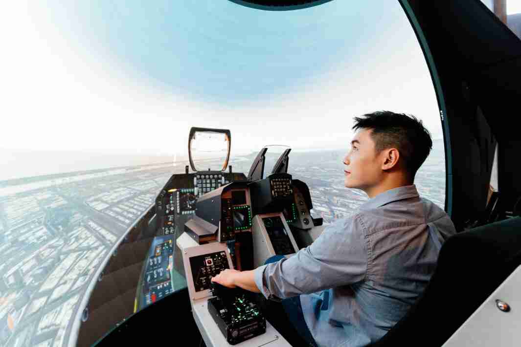 尊龙集团以P1.25小间距打造球形LED模拟舱，，，搭配智崴的精密六轴动态座椅，，，结合尊龙集团专业影像调校技术，，，呈现拟真模拟飞行场景