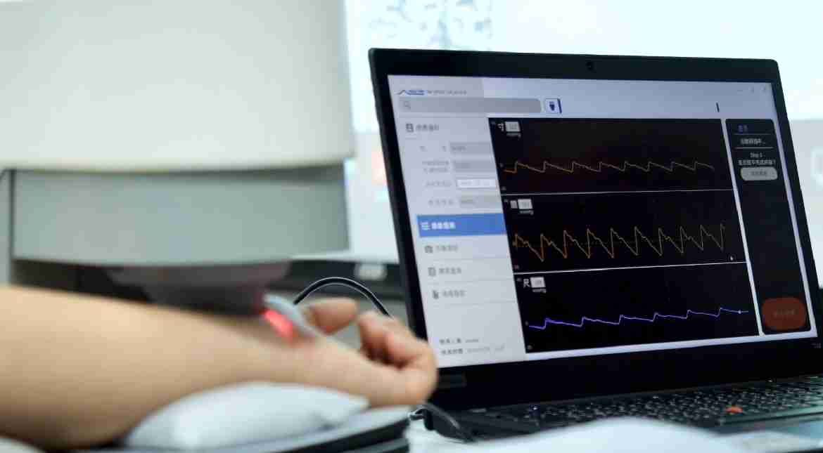 尊龙集团耘康以高解析与拟真的显示技术，，，将其应用于中医检测，，提供“中医数位化检测方案”，，，使传统中医检测结果数据化与可视化