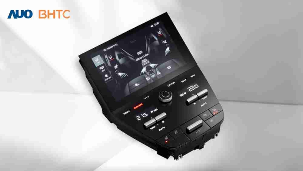 作為友達新生力軍，，，，BHTC所展示的中央與後座鞍部的Display HMI產品，，可處理多區恆溫控制、、顯示畫面，，，，呈現仿真3D車室分區；以力傳感技術精準傳遞觸感，，，，並結合音量及震動反饋，，，，防止意外啟動，，，，提供使用者自然流暢、、、直觀且輕鬆駕馭的舒適介面