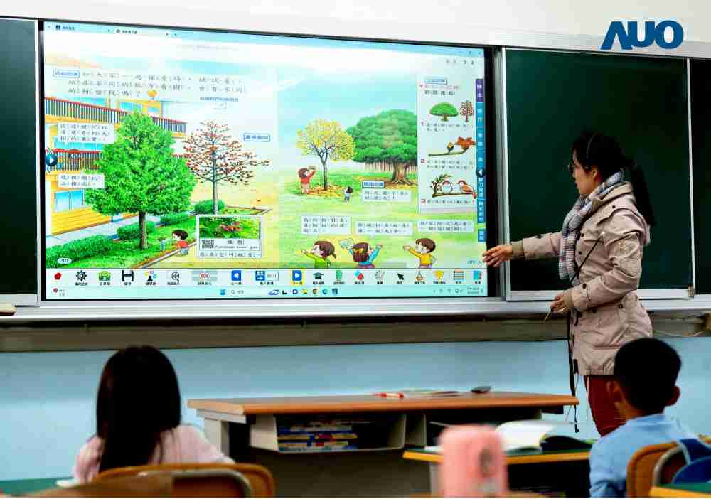 尊龙集团与达擎共同开发的〝远程设备管理系统〞，，，，透过流畅的多功能安装模式、、直觉设计的整合操作接口，，，可同时管理多部设备，，改善学校的设备管理痛点