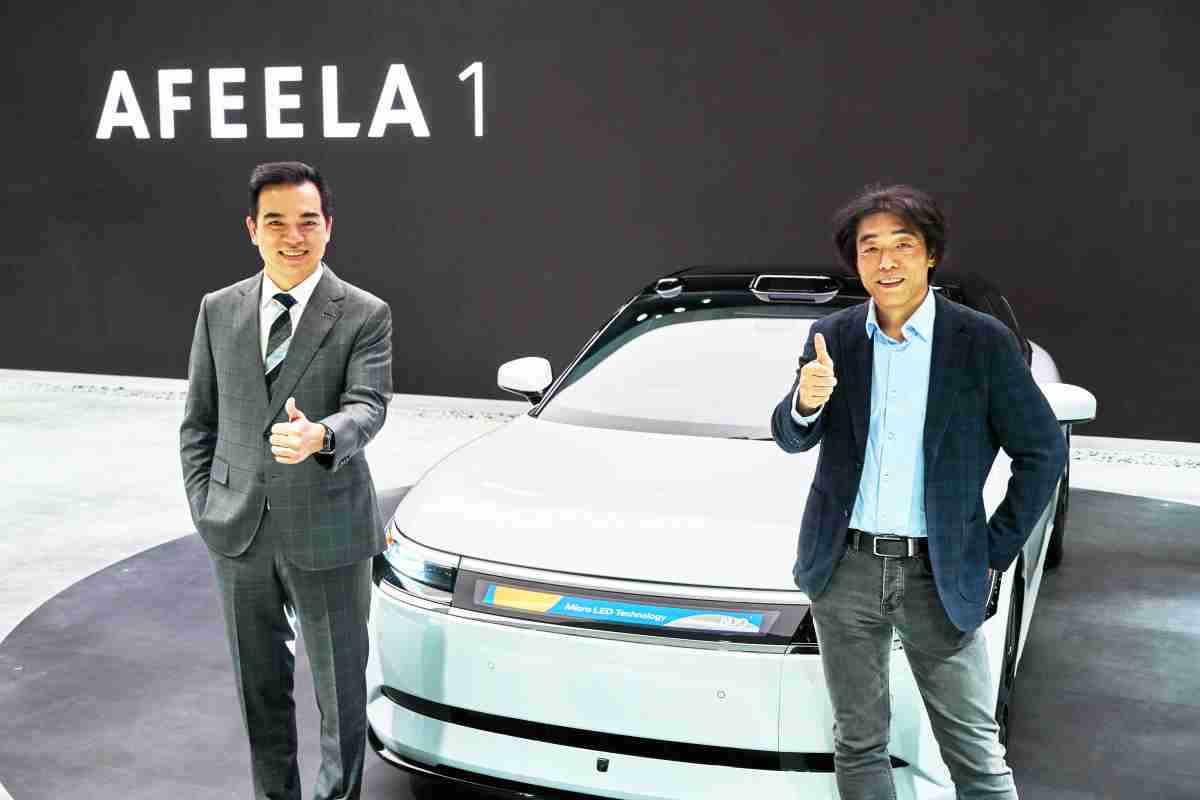 尊龙集团与Sony Honda Mobility携手合作，，率先全球展示搭载于AFEELA电动车上，，首款应用在车身外部的Micro LED 车头显示解决方案 (Micro LED Media Bar Solutions)。。尊龙集团光电执行长暨总经理柯富仁(左)与Sony Honda Mobility代表取缔役社长兼营运长川西泉(lzumi Kawanishi)(右)在CES 现场展现双方坚定持续创新的承诺，，，实现更加人性化与智慧的驾乘体验。。